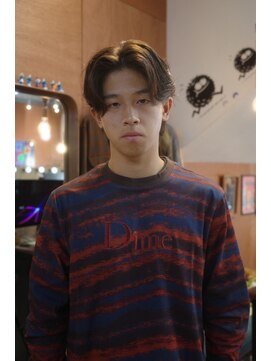 エディ(Edy) メンズセンターパートニュアンスパーマブラウンカラー眉毛カット