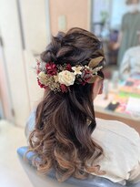 エリカ 美容室&nbsp;【オーガニック風のお飾りで作る】草原ふわふわ！ハーフアップ