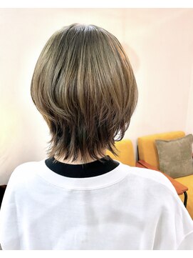 イチエ(icie) ショートウルフ×ハイトーンベージュカラー