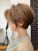 ネオリーブ クーロ(Neolive curro)&nbsp;白髪ぼかしハイライトで作るミルクティーベージュ　ショート