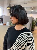 サングラスが似合う暗髪フレンチボブ