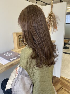 リジー(Litzy) ’くすみベージュ×柔らかカラー’【椎葉】