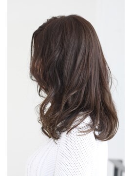 ミリ 国分寺(Mili) ミディアムレイヤースタイル&シルバーグレージュカラー