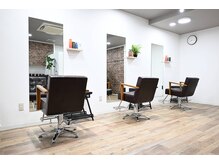 隣席も気にせずくつろげる施術席