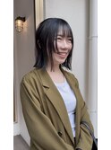 顔まわりにデザインなミディアムボブスタイル