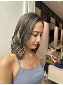 ダークグレージュ　きりっぱなしロングボブ　ハイライト