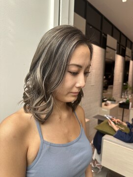 ステア ケース(stair case) ダークグレージュ　きりっぱなしロングボブ　ハイライト