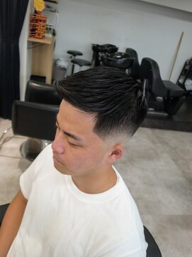 イントロバイフィーネ 渋谷(INTRO . by Fi-Ne) クルーカットスキンフェードバーバー/渋谷/代々木