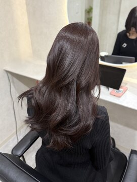 ホワイト(WHITE) 艶っぽくみえるピンクブラウン