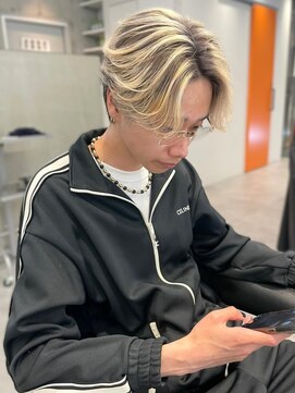 シティ(sity.) センターパート　ツーブロック　ダブルカラー　ハイトーンカラー
