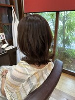 ウーラバイウェルズ 大和八木(U-ra by wells)&nbsp;毛先が揺れるブラウンミディアム