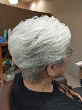ヘアサロンアンドヘアメイクディー(hair salon hair make D) 仙台D　白髪を生かす　ホワイトショートレイヤー×グレイヘア
