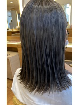 トリッカ 代官山(tricca) 透明感グレージュ/ぱつんとミディアム/髪質改善トリートメント