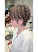earthショートレイヤーボブミルクティー丸みショートボブ
