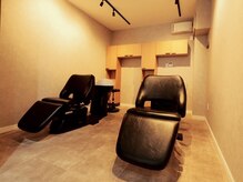 オンカン(onkan)の雰囲気（ゆったりくつろげるベッド式のシャンプー台になっています。）