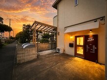ニド(nido)の雰囲気(夕暮れ時、お店のライトが温かくお客様を出迎えます)