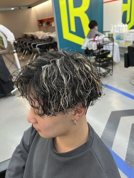ダズルヘアラッシュ(DAZZLE hair RUSH) 波巻きパーマ×金メッシュ！