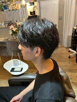 トニコ(toniko)&nbsp;ルーズパーマ×センターパート×ビジネスヘア