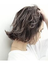 トルネード(TORNADO)&nbsp;外国人風ボブ ハイライトグラデーション グレージュ　外ハネ