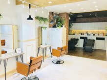 アグ ヘアー パルフェ 奈良駅前店(Agu hair parfait)の雰囲気（アースカラーをベースに落ちついた清潔感のある空間です♪）