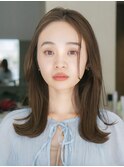 ミディアム　外ハネ　ベージュ　前髪なし　レイヤー