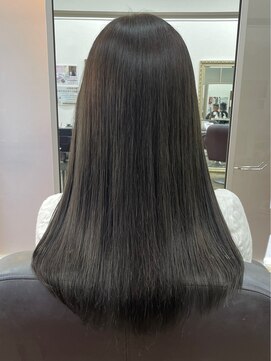 赤みを消して、艶が生まれる。オリーブグレージュカラー