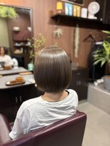 アオイ(Aoi)&nbsp;透明感ベージュ×ミニボブで叶える艶髪スタイル