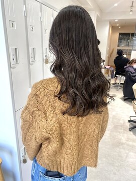 ヘアデザイン ソラ(Sola) まろやか透け感ベージュブラウン なみなみウェーブロング