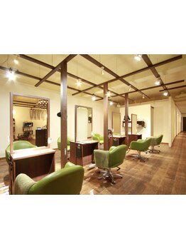 雰囲気が明るく居心地が良いとのお声多数◎カットはもちろん、カラーや髪質改善もお任せください♪