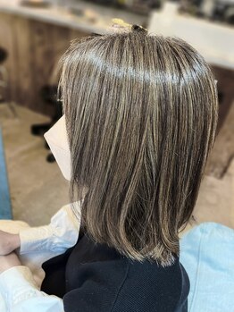 グランジ 北山田店(GLUNGE)の写真/【脱白髪染め/白髪ぼかし】カラーリストによる白髪ぼかしハイライトで大人女性の悩みを叶えます。