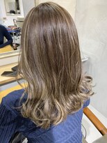 アンビエンテ(ambiente)&nbsp;お顔周りからのレイヤースタイルで小顔効果と柔らかいスタイル