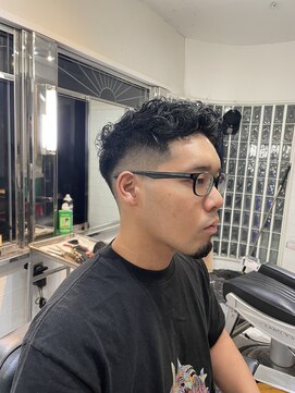 メリケンバーバーショップ フクオカ(MERICAN BARBERSHOP FUK) フェードカットかきあげパーマ