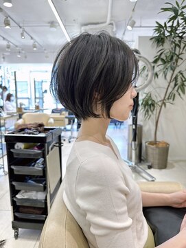 アンド ストーリーズ(&STORIES) 前髪なし小顔ひし形丸み耳掛けショート20代30代40代50代（蘭）