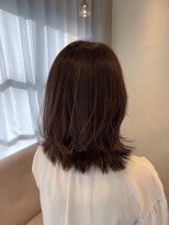 リベラル(liberal) くびれレイヤー 外ハネミディ くすみベージュ【20代/30代】