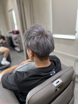 アキコ(AKIko) 男らしく、クールに。シルバーアップバング×ダブルカラー