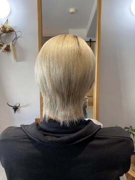 サロウィン 那覇店(SALOWIN) 金髪ハイトーンカラーマッシュウルフツーブロックフェザーパーマ
