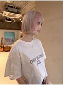 切りっぱなしボブ&ホワイトベージュとピンクのデザインカラー