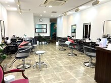 ポルテヘアー(porte hair)の雰囲気（広々とした店内でゆったりとしたひと時をお過ごしください。）