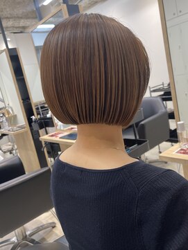 イヴォークトーキョーオーサカ(EVOKE TOKYO osaka) ミニボブ 切りっぱなし ショート 内巻き ベージュカラー