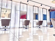 ソウルイーターレベル4(Soul eater Level 4)の雰囲気（席同士の間隔は広くシャンプー台はフルフラットなYUMEシャンプー）