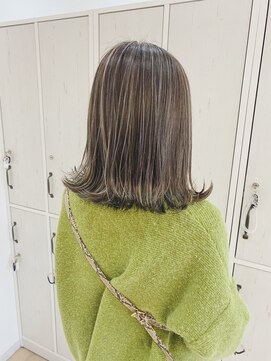 エン(eNN) シークレットハイライト×透明感ベージュ×外ハネレイヤー