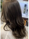 ベージュ系ツヤ髪ロング