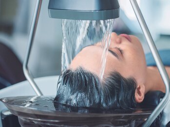 ラブレス グランフロント大阪(LaBless)の写真/【引き続き大ブレイク中“頭浸浴”】5分で副交感神経にスイッチ☆残留アルカリや毛穴に詰まった汚れを除去*