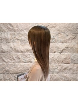 丁寧な施術でお悩みに合わせて手触りがよく、手ぐしでまとまる柔らかい自然なストレートヘア[茗荷谷]
