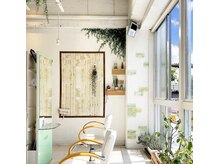 ラピッシュ 北習志野店の雰囲気（開放的で大きな窓！2階なので人目を気にせず過ごせるサロン）