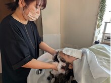 アート フォー アーツ ART FOR ARTS 千林店の雰囲気（ベッドのようなシャンプー台でリラックス＆頭皮もスッキリ！）