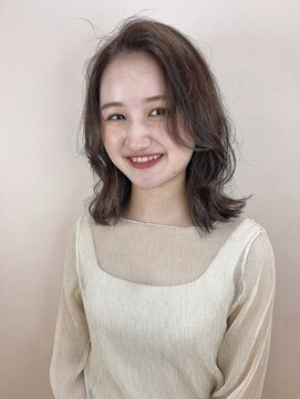 リタ(Lita) ミディアムヘア/レイヤーカット/かきあげ前髪/前髪なし