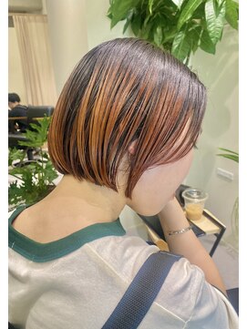 フイ(HUI) オレンジカラー×ルーツカラー×切りっぱなしボブ