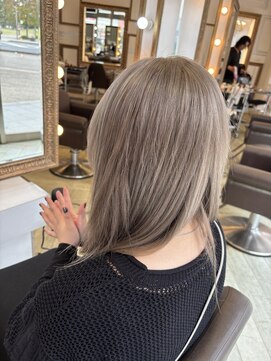 コワファースト 大分(COIFF1RST) ホワイトベージュ