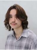 ミディアムヘアで抜け感を演出する自然な動きのルーズパーマ